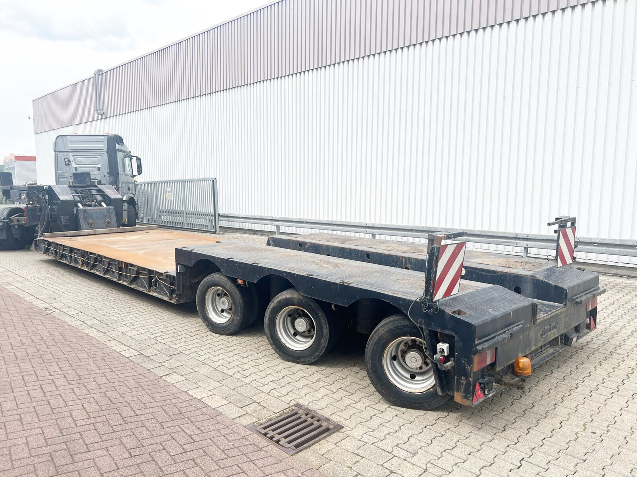 Nooteboom Euro-54-03 Euro-54-03, Schwanenhals abfahrbar, Hydr. Zwangsgelenkt - Félpótkocsi mélybölcsős: 4 kép. Nooteboom Euro-54-03 Euro-54-03, Schwanenhals abfahrbar, Hydr. Zwangsgelenkt - Félpótkocsi mélybölcsős: 4 kép.