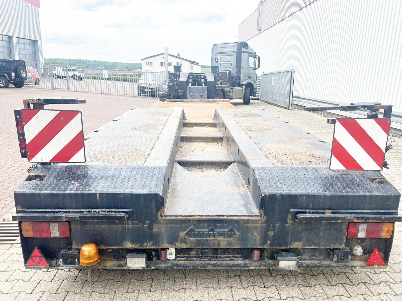 Nooteboom Euro-54-03 Euro-54-03, Schwanenhals abfahrbar, Hydr. Zwangsgelenkt - Félpótkocsi mélybölcsős: 3 kép. Nooteboom Euro-54-03 Euro-54-03, Schwanenhals abfahrbar, Hydr. Zwangsgelenkt - Félpótkocsi mélybölcsős: 3 kép.