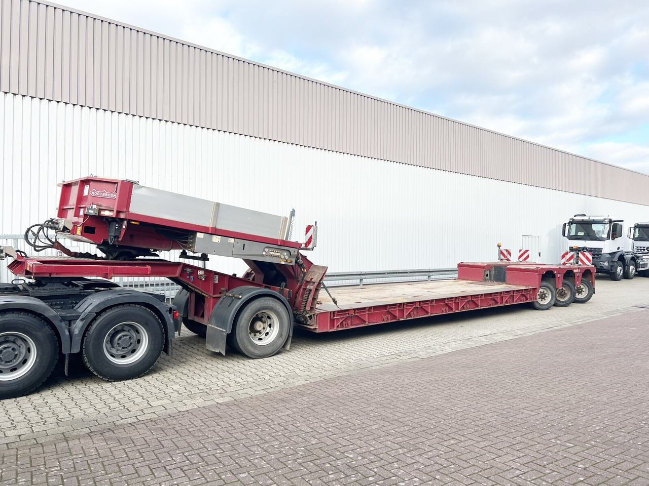 Nooteboom Euro-64-13 Euro-64-13, Jeepdolly, Tiefbett, Verbr. auf 3,2m, hydr. Lenkung - Félpótkocsi mélybölcsős: 1 kép. Nooteboom Euro-64-13 Euro-64-13, Jeepdolly, Tiefbett, Verbr. auf 3,2m, hydr. Lenkung - Félpótkocsi mélybölcsős: 1 kép.