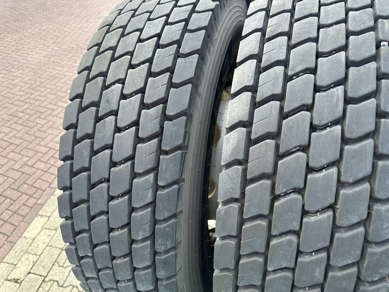 Nyergesvontató 815 4x2 815 4x2 Terminal Tractor, Rangierfahrzeug: 6 kép. Nyergesvontató 815 4x2 815 4x2 Terminal Tractor, Rangierfahrzeug: 6 kép.