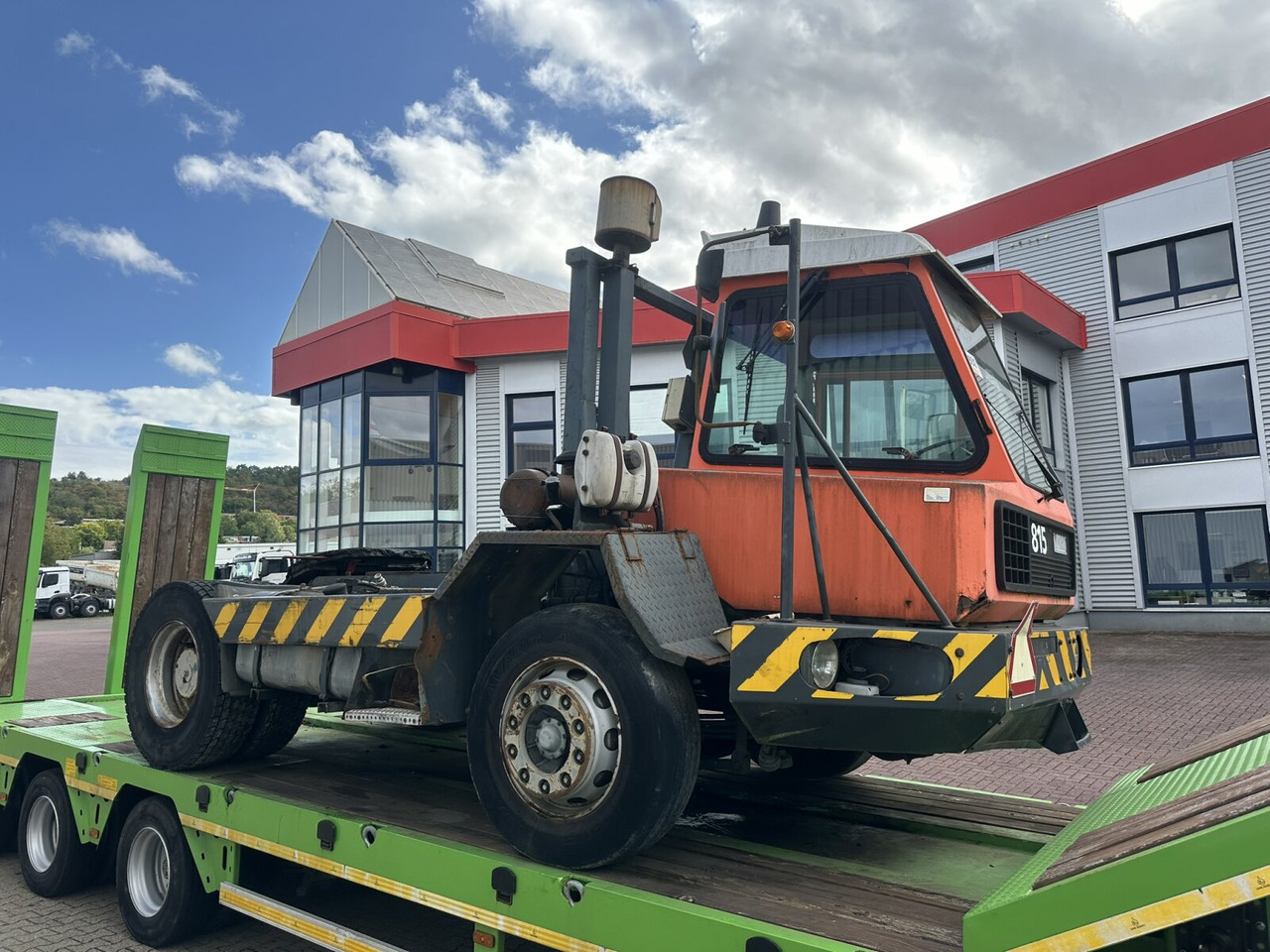 Nyergesvontató 815 4x2 815 4x2 Terminal Tractor, Rangierfahrzeug: 11 kép. Nyergesvontató 815 4x2 815 4x2 Terminal Tractor, Rangierfahrzeug: 11 kép.