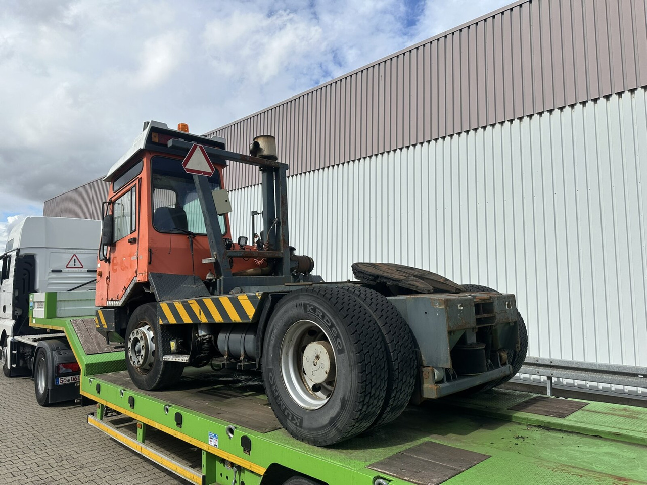 Nyergesvontató 815 4x2 815 4x2 Terminal Tractor, Rangierfahrzeug: 8 kép. Nyergesvontató 815 4x2 815 4x2 Terminal Tractor, Rangierfahrzeug: 8 kép.