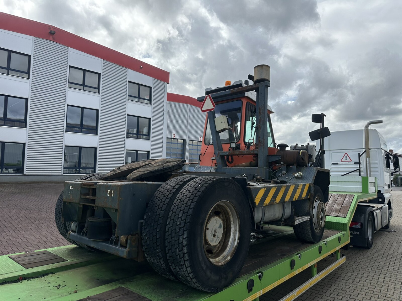 Nyergesvontató 815 4x2 815 4x2 Terminal Tractor, Rangierfahrzeug: 9 kép. Nyergesvontató 815 4x2 815 4x2 Terminal Tractor, Rangierfahrzeug: 9 kép.