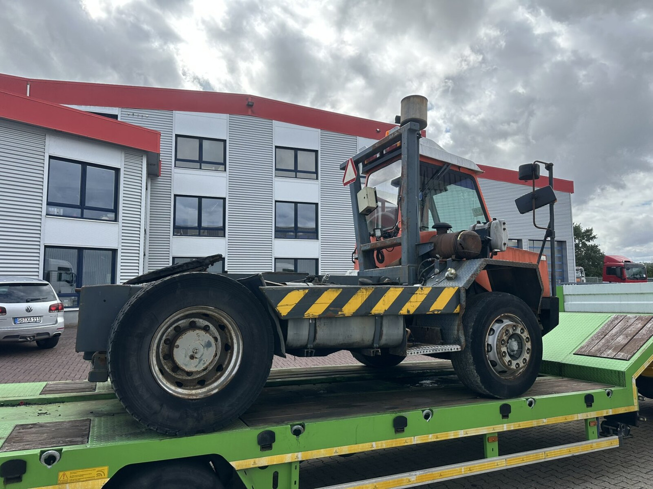 Nyergesvontató 815 4x2 815 4x2 Terminal Tractor, Rangierfahrzeug: 10 kép. Nyergesvontató 815 4x2 815 4x2 Terminal Tractor, Rangierfahrzeug: 10 kép.