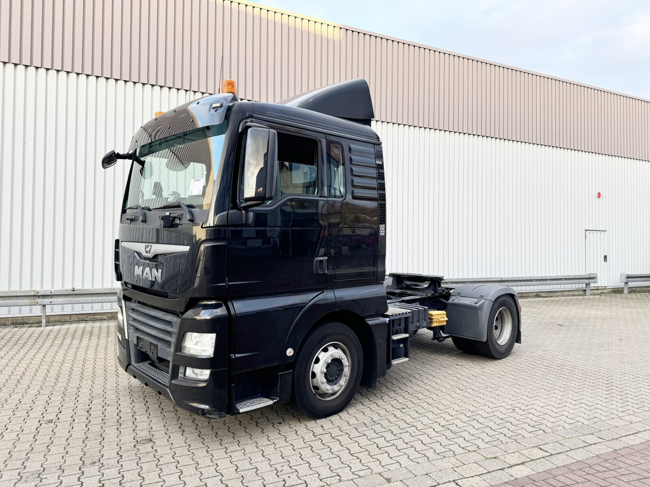 MAN TGX 18.420 4x2 BLS TGX 18.420 4X2 BLS, Retarder - Nyergesvontató: 1 kép. MAN TGX 18.420 4x2 BLS TGX 18.420 4X2 BLS, Retarder - Nyergesvontató: 1 kép.