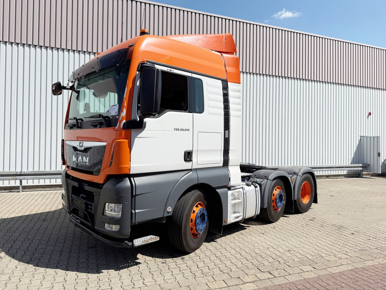MAN TGX 26.510 6X2/4 BLS TGX 26.510 6X2/4 BLS, Intarder, Vorlauflenk-/lift, XLX-Fahrerhaus, Standklima - Nyergesvontató: 1 kép. MAN TGX 26.510 6X2/4 BLS TGX 26.510 6X2/4 BLS, Intarder, Vorlauflenk-/lift, XLX-Fahrerhaus, Standklima - Nyergesvontató: 1 kép.