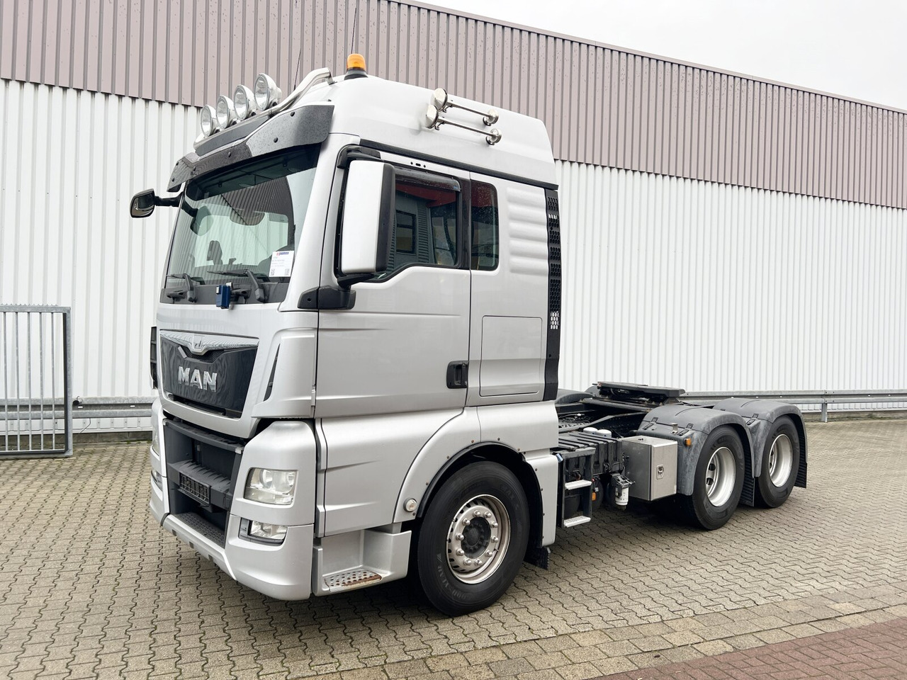 MAN TGX 33.560 6X4 BLS TGX 33.560 6X4 BLS, Intarder, XLX-Fahrerhaus, 120.000kg - Nyergesvontató: 1 kép. MAN TGX 33.560 6X4 BLS TGX 33.560 6X4 BLS, Intarder, XLX-Fahrerhaus, 120.000kg - Nyergesvontató: 1 kép.