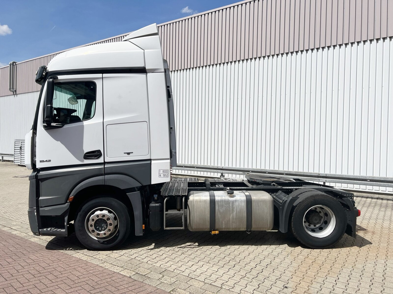 Mercedes-Benz Actros 1842/45 LS 4x2 Actros 1842/45 LS 4x2, 3x VORHANDEN - Nyergesvontató: 2 kép. Mercedes-Benz Actros 1842/45 LS 4x2 Actros 1842/45 LS 4x2, 3x VORHANDEN - Nyergesvontató: 2 kép.