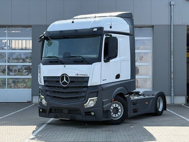 Mercedes-Benz Actros 1845 LSnRL 4x2 Actros 1845 LSnRL 4x2, Retarder, Volumer, MultimediaCockpit, Navi - Nyergesvontató: 1 kép. Mercedes-Benz Actros 1845 LSnRL 4x2 Actros 1845 LSnRL 4x2, Retarder, Volumer, MultimediaCockpit, Navi - Nyergesvontató: 1 kép.