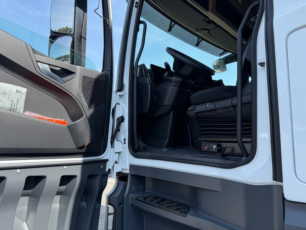 Mercedes-Benz Actros 1845 LSnRL 4x2 Actros 1845 LSnRL 4x2, Retarder, Volumer, MultimediaCockpit, Navi - Nyergesvontató: 4 kép. Mercedes-Benz Actros 1845 LSnRL 4x2 Actros 1845 LSnRL 4x2, Retarder, Volumer, MultimediaCockpit, Navi - Nyergesvontató: 4 kép.