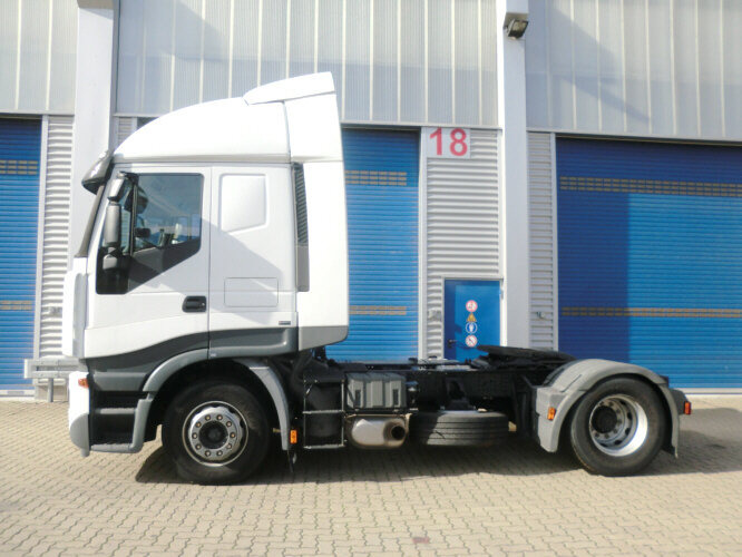 Stralis 440S45T/P 4x2 Stralis 440S45T/P 4x2 - Nyergesvontató: 3 kép. Stralis 440S45T/P 4x2 Stralis 440S45T/P 4x2 - Nyergesvontató: 3 kép.