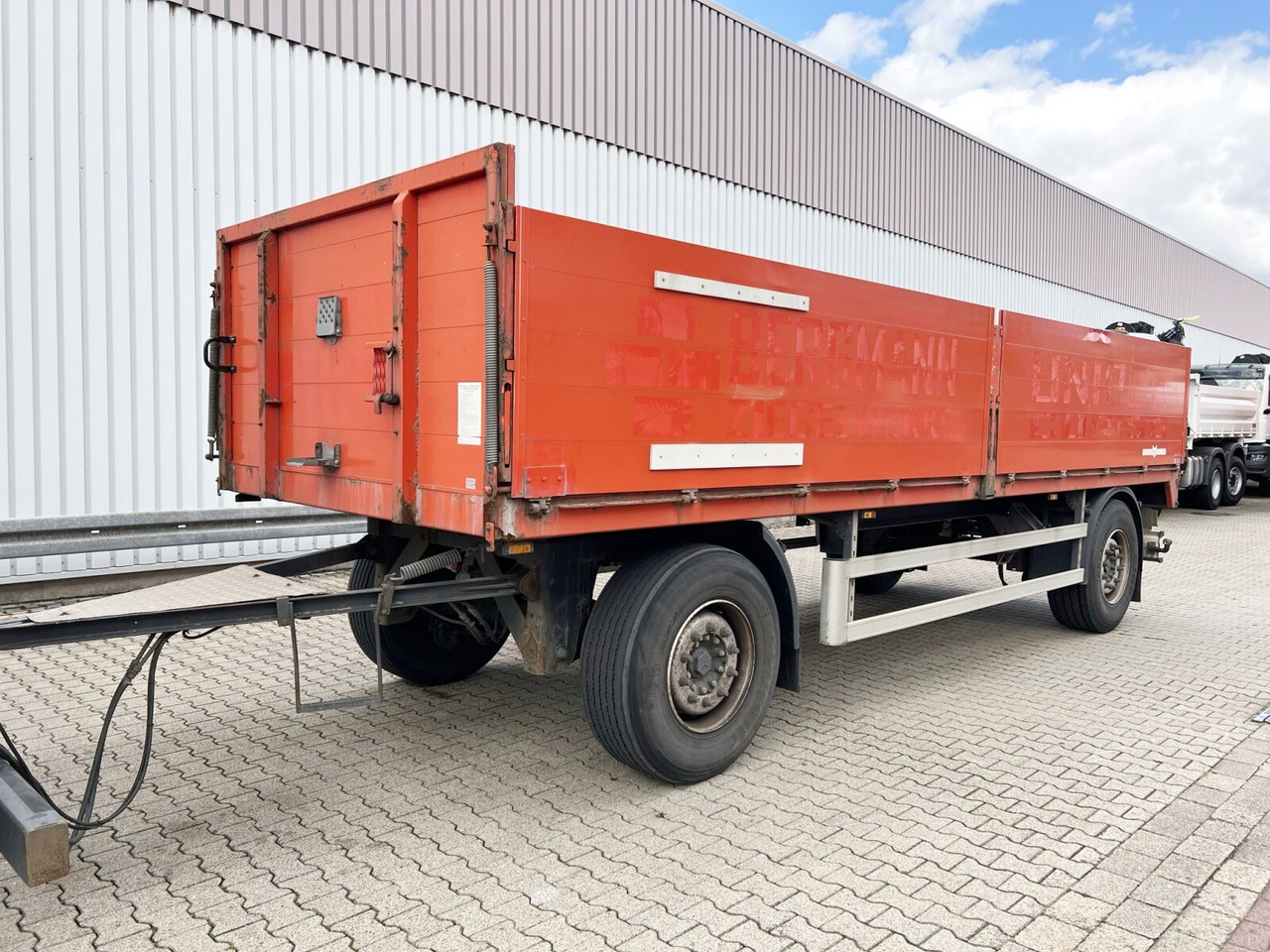 Pritschenanhänger Pritschenanhänger - Platós pótkocsi: 1 kép. Pritschenanhänger Pritschenanhänger - Platós pótkocsi: 1 kép.