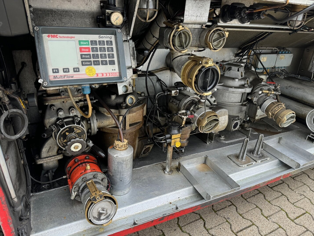 Schrader Z-STA 24-42.7/4 Tankauflieger Z-STA 24-42.7/4, 4 Kammern, ca. 42700l, 2x Liftachse, Oben-/Untenbefüllung - Tartályos félpótkocsi: 5 kép. Schrader Z-STA 24-42.7/4 Tankauflieger Z-STA 24-42.7/4, 4 Kammern, ca. 42700l, 2x Liftachse, Oben-/Untenbefüllung - Tartályos félpótkocsi: 5 kép.
