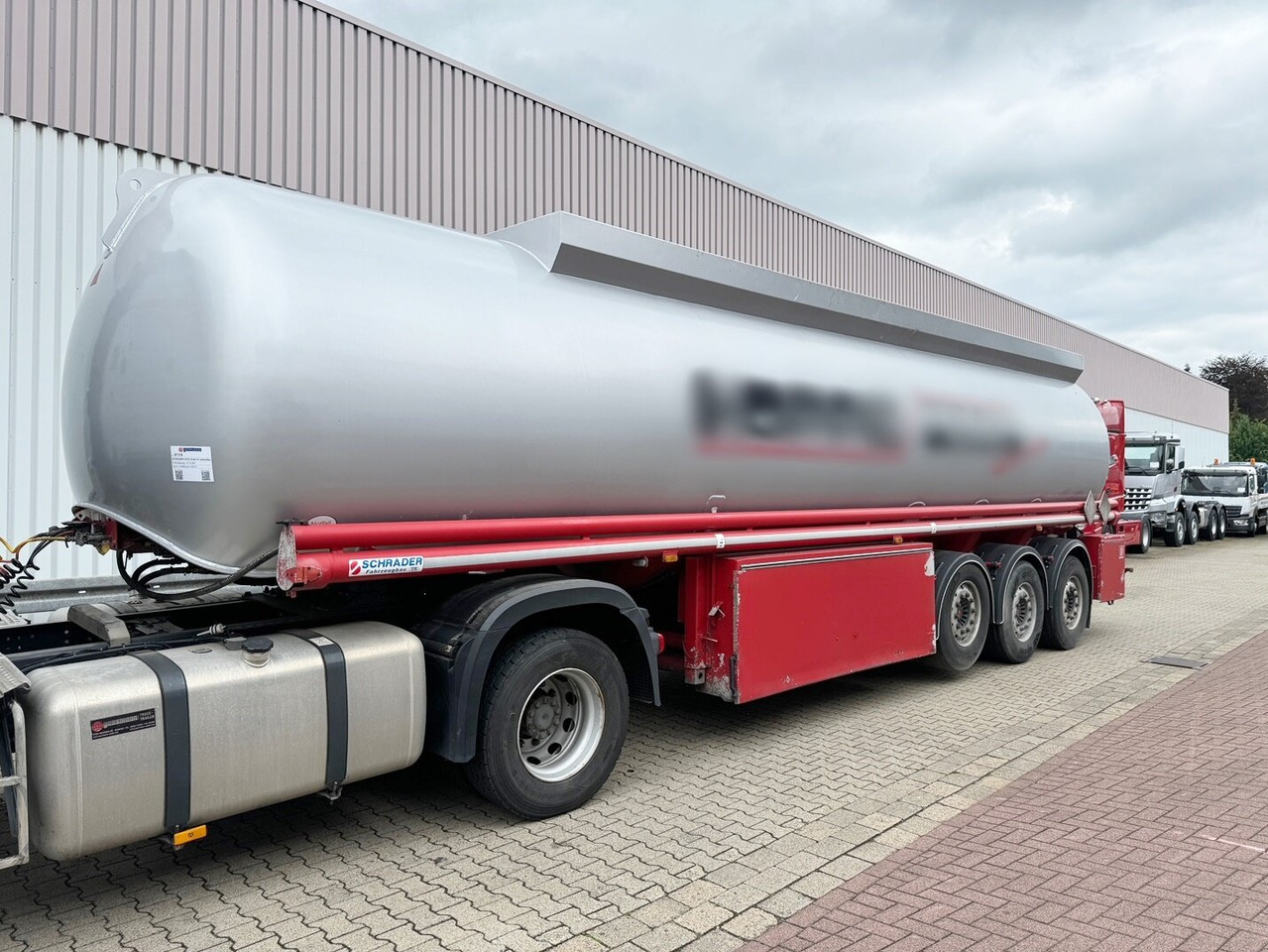 Schrader Z-STA 24-42.7/4 Tankauflieger Z-STA 24-42.7/4, 4 Kammern, ca. 42700l, 2x Liftachse, Oben-/Untenbefüllung - Tartályos félpótkocsi: 1 kép. Schrader Z-STA 24-42.7/4 Tankauflieger Z-STA 24-42.7/4, 4 Kammern, ca. 42700l, 2x Liftachse, Oben-/Untenbefüllung - Tartályos félpótkocsi: 1 kép.