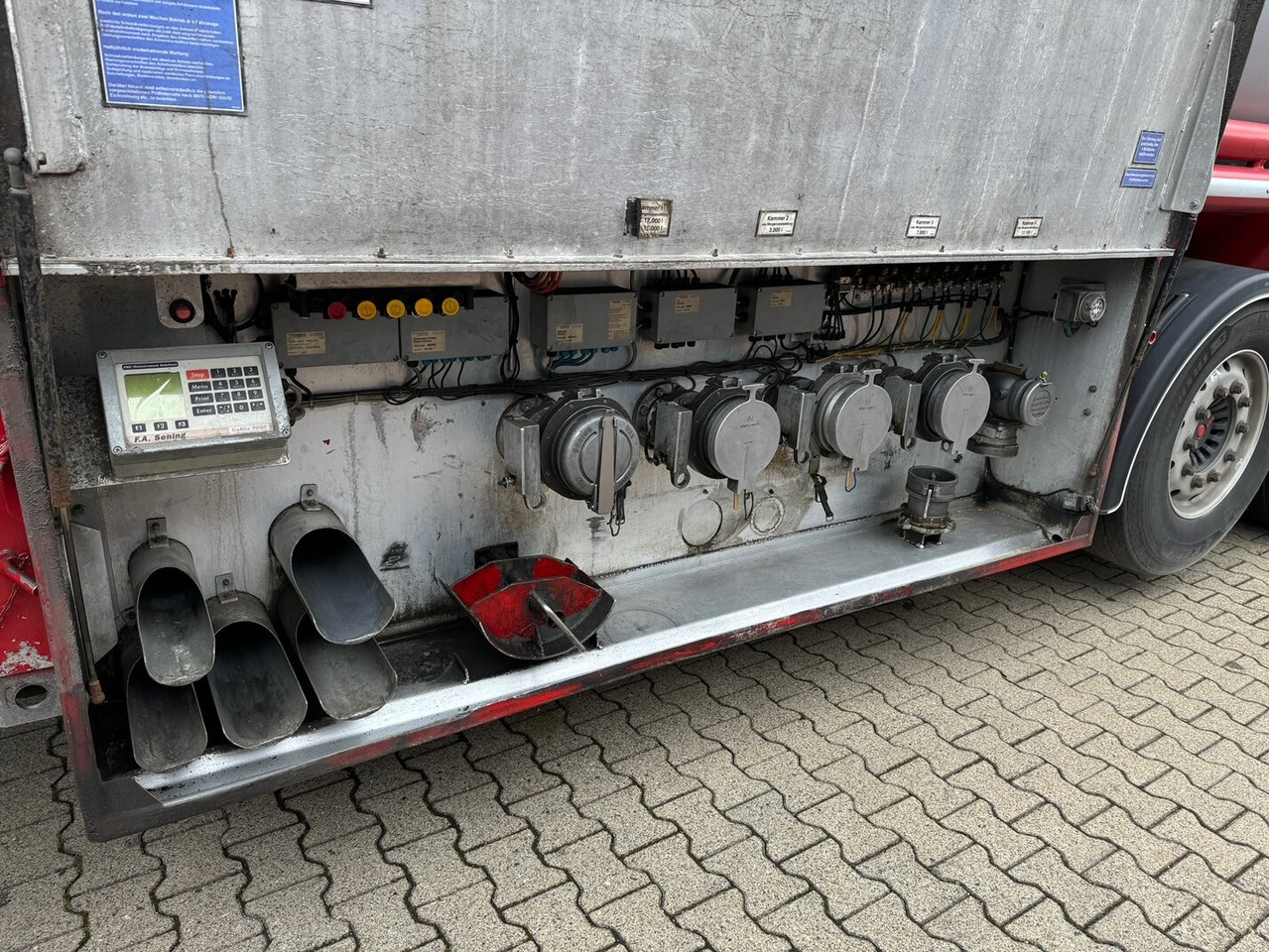 Schrader Z-STA 24-42.7/4 Tankauflieger Z-STA 24-42.7/4, 4 Kammern, ca. 42700l, 2x Liftachse, Oben-/Untenbefüllung - Tartályos félpótkocsi: 2 kép. Schrader Z-STA 24-42.7/4 Tankauflieger Z-STA 24-42.7/4, 4 Kammern, ca. 42700l, 2x Liftachse, Oben-/Untenbefüllung - Tartályos félpótkocsi: 2 kép.