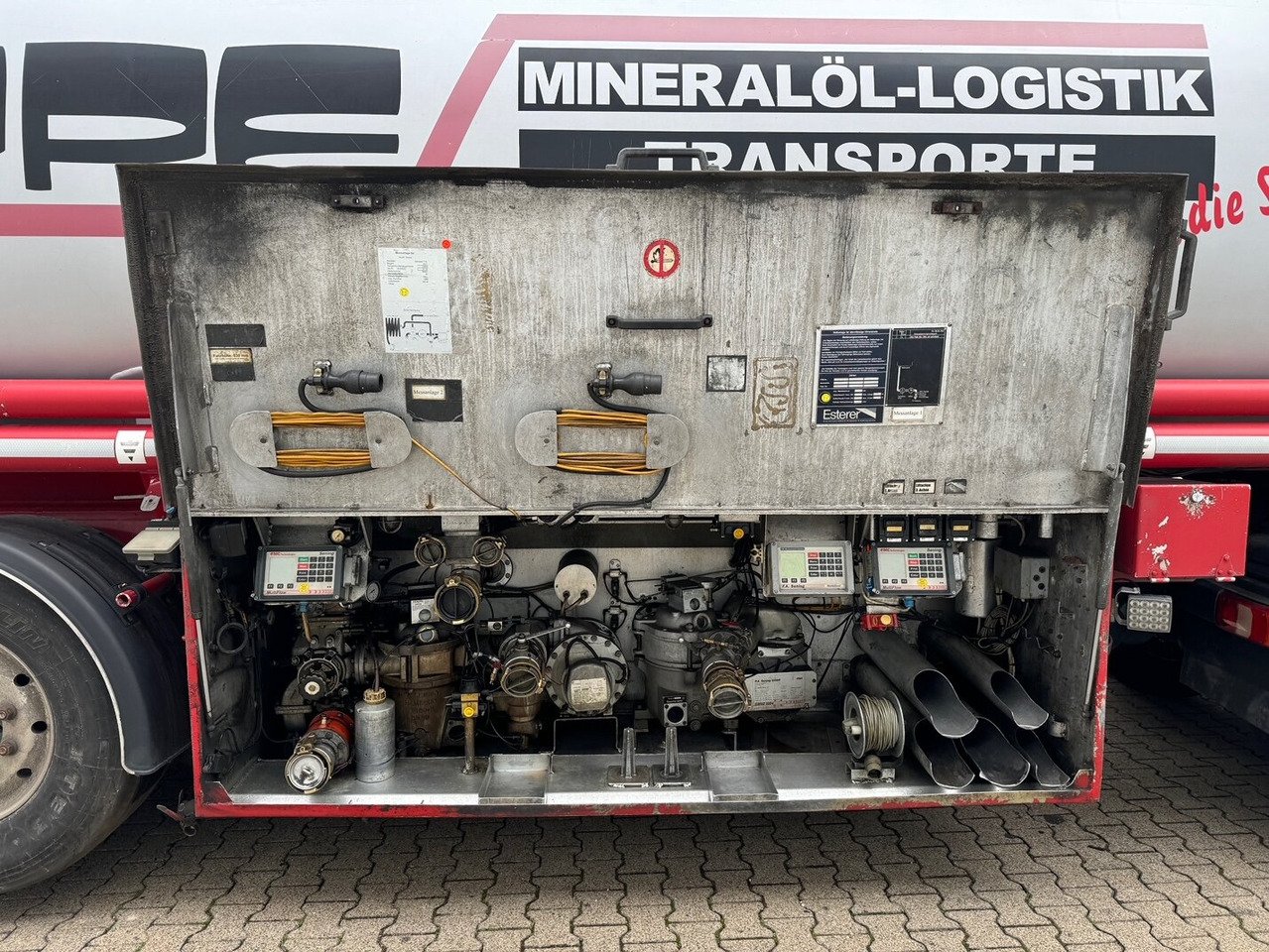 Schrader Z-STA 24-42.7/4 Tankauflieger Z-STA 24-42.7/4, 4 Kammern, ca. 42700l, 2x Liftachse, Oben-/Untenbefüllung - Tartályos félpótkocsi: 4 kép. Schrader Z-STA 24-42.7/4 Tankauflieger Z-STA 24-42.7/4, 4 Kammern, ca. 42700l, 2x Liftachse, Oben-/Untenbefüllung - Tartályos félpótkocsi: 4 kép.