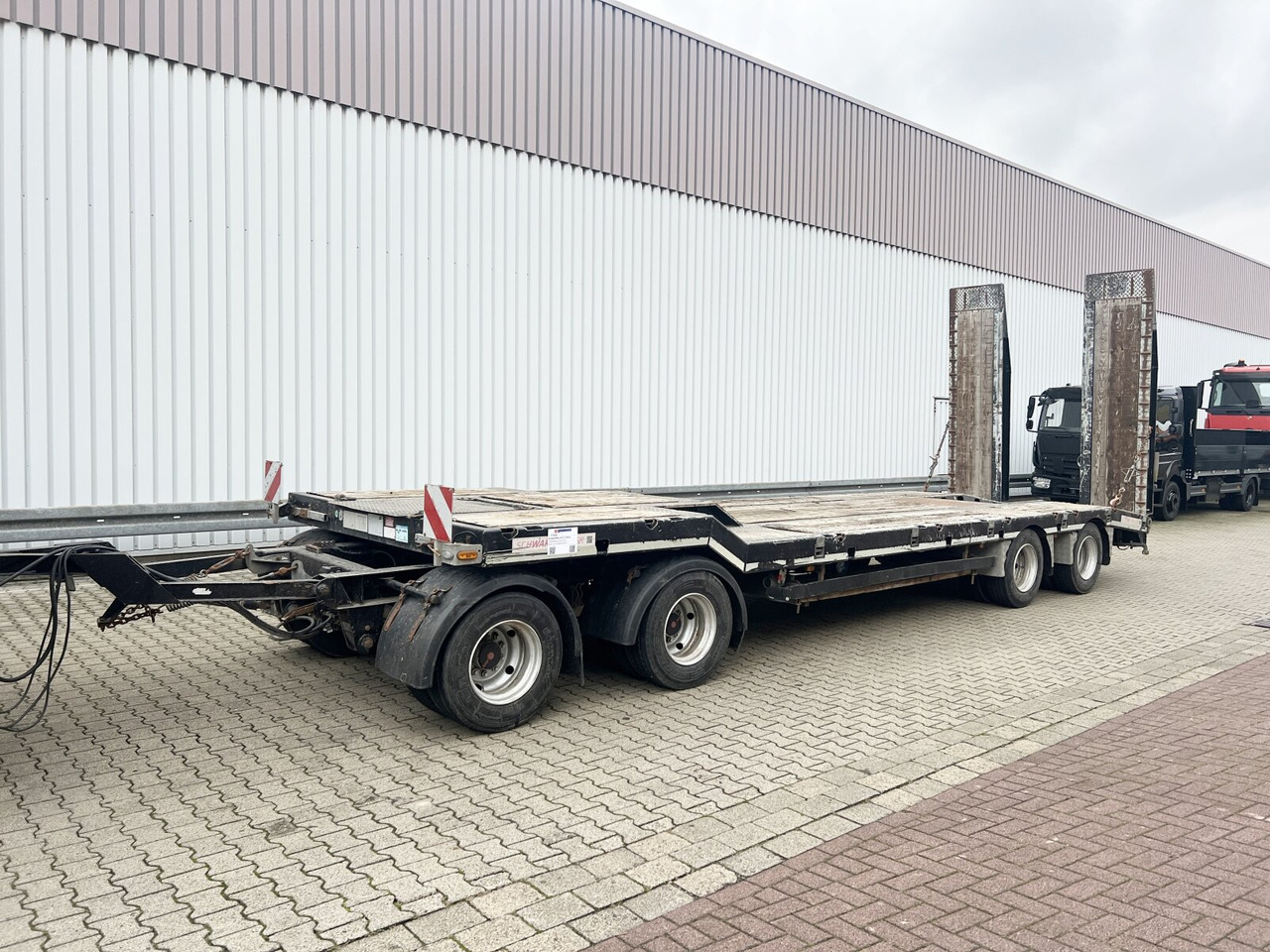 Schwarzmüller T4 G-Serie T4 G-Serie, Schwenkzugöse, Verbr. auf 3m, Baggerstielmulde - Pótkocsi mélybölcsős: 1 kép. Schwarzmüller T4 G-Serie T4 G-Serie, Schwenkzugöse, Verbr. auf 3m, Baggerstielmulde - Pótkocsi mélybölcsős: 1 kép.
