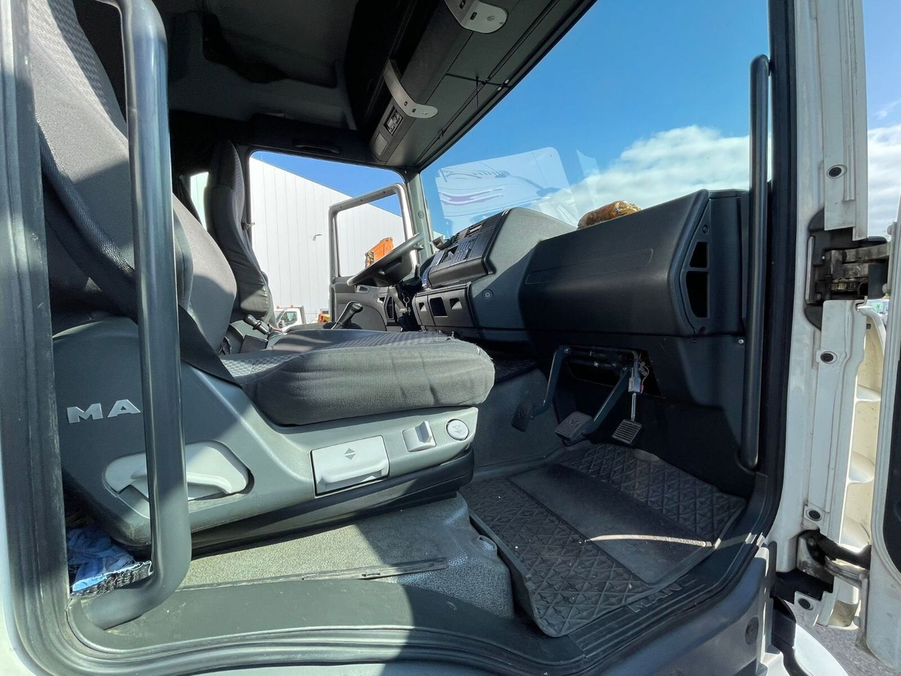 MAN TGM 18.330 4X2 LL TGM 18.330 4X2 LL, Fahrschulausstattung - Teherautó: 5 kép. MAN TGM 18.330 4X2 LL TGM 18.330 4X2 LL, Fahrschulausstattung - Teherautó: 5 kép.