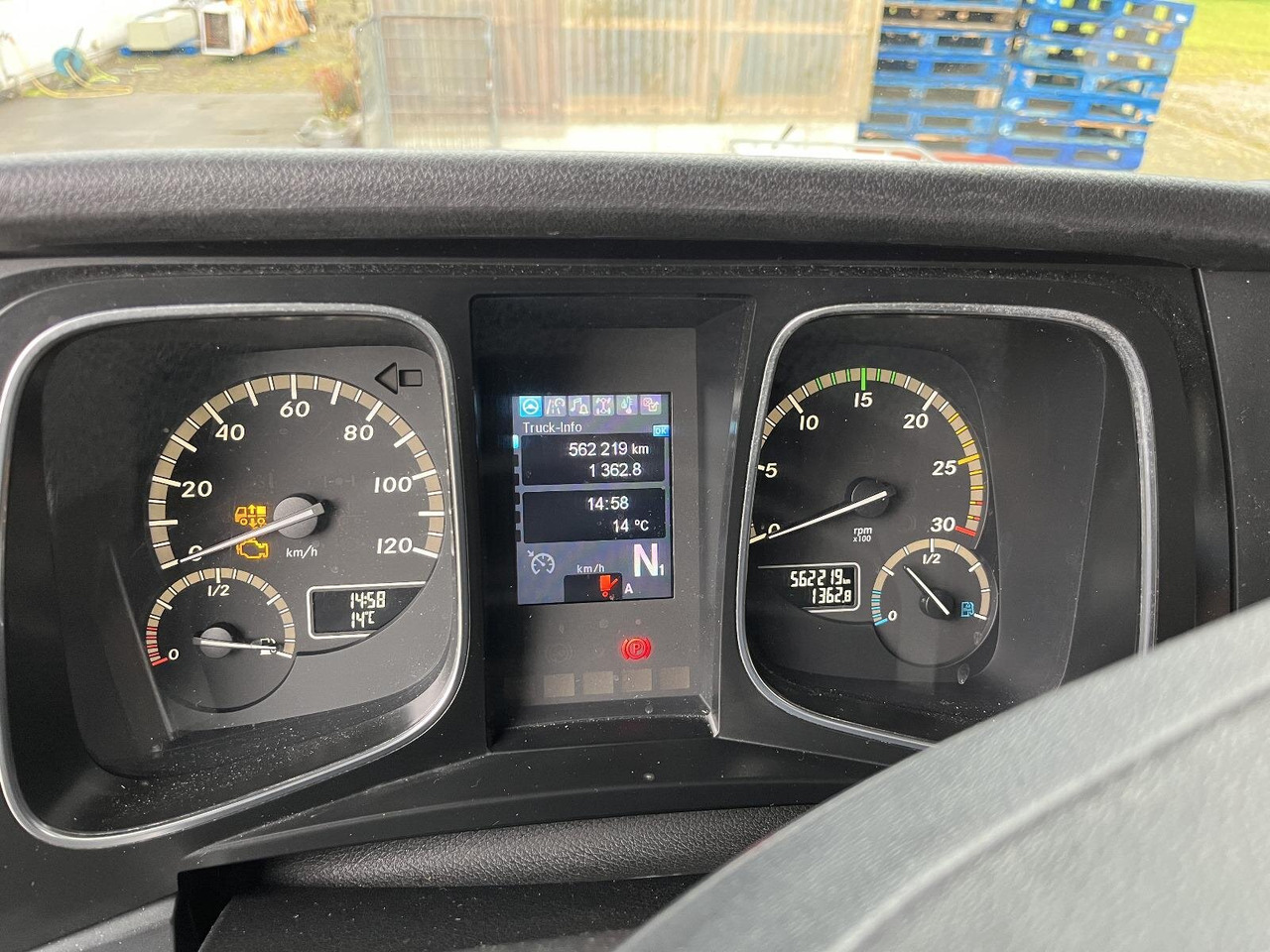 Mercedes-Benz Actros 1832 L 4x2 Actros 1832 L 4x2, Kühlkoffer, 2x Trennwand, Carrier, LBW BÄR - Teherautó: 5 kép. Mercedes-Benz Actros 1832 L 4x2 Actros 1832 L 4x2, Kühlkoffer, 2x Trennwand, Carrier, LBW BÄR - Teherautó: 5 kép.