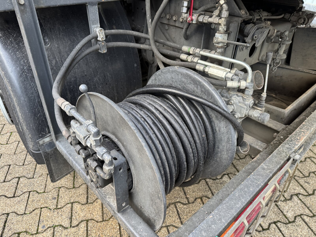 Mercedes-Benz Actros 2536 L 6x2 Actros 2536 L 6x2, Müller Saug- und Spülwagen ca. 10,5m³, Lenkachse - Teherautó: 4 kép. Mercedes-Benz Actros 2536 L 6x2 Actros 2536 L 6x2, Müller Saug- und Spülwagen ca. 10,5m³, Lenkachse - Teherautó: 4 kép.