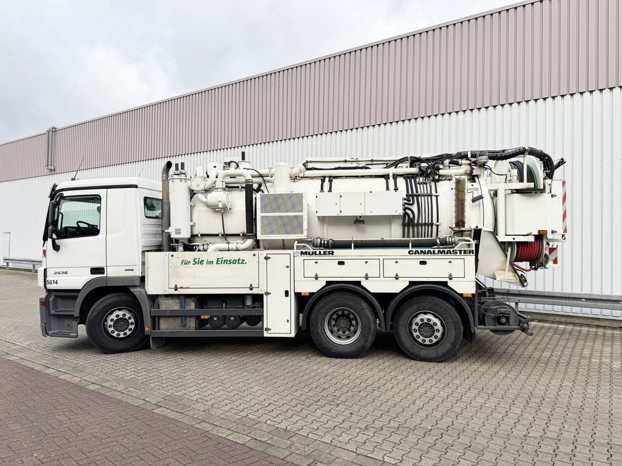 Mercedes-Benz Actros 2536 L 6x2 Actros 2536 L 6x2, Müller Saug- und Spülwagen ca. 10,5m³, Lenkachse - Teherautó: 5 kép. Mercedes-Benz Actros 2536 L 6x2 Actros 2536 L 6x2, Müller Saug- und Spülwagen ca. 10,5m³, Lenkachse - Teherautó: 5 kép.