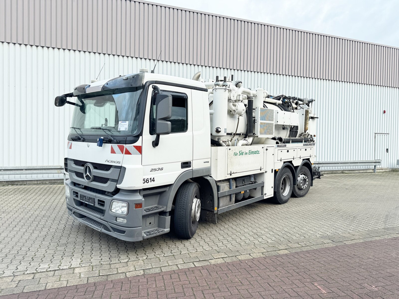 Mercedes-Benz Actros 2536 L 6x2 Actros 2536 L 6x2, Müller Saug- und Spülwagen ca. 10,5m³, Lenkachse - Teherautó: 1 kép. Mercedes-Benz Actros 2536 L 6x2 Actros 2536 L 6x2, Müller Saug- und Spülwagen ca. 10,5m³, Lenkachse - Teherautó: 1 kép.