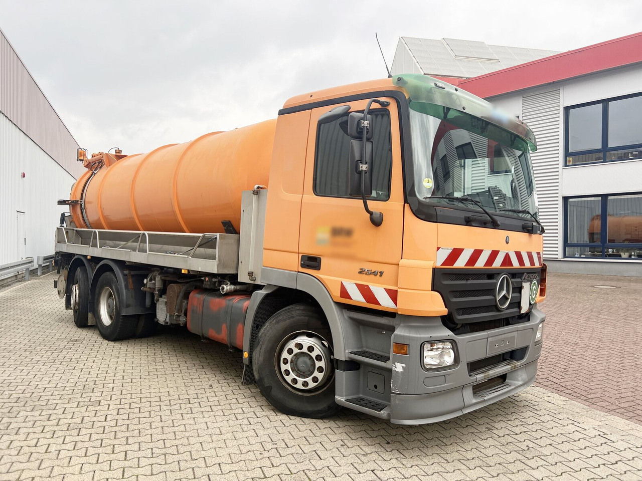 Interior photo 1: Teherautó Mercedes-Benz Actros 2541 L 6x2 Actros 2541 L 6x2, Lenkachse, Küller Saug- und Spülwagen ca. 14m³ Interior photo 1: Teherautó Mercedes-Benz Actros 2541 L 6x2 Actros 2541 L 6x2, Lenkachse, Küller Saug- und Spülwagen ca. 14m³