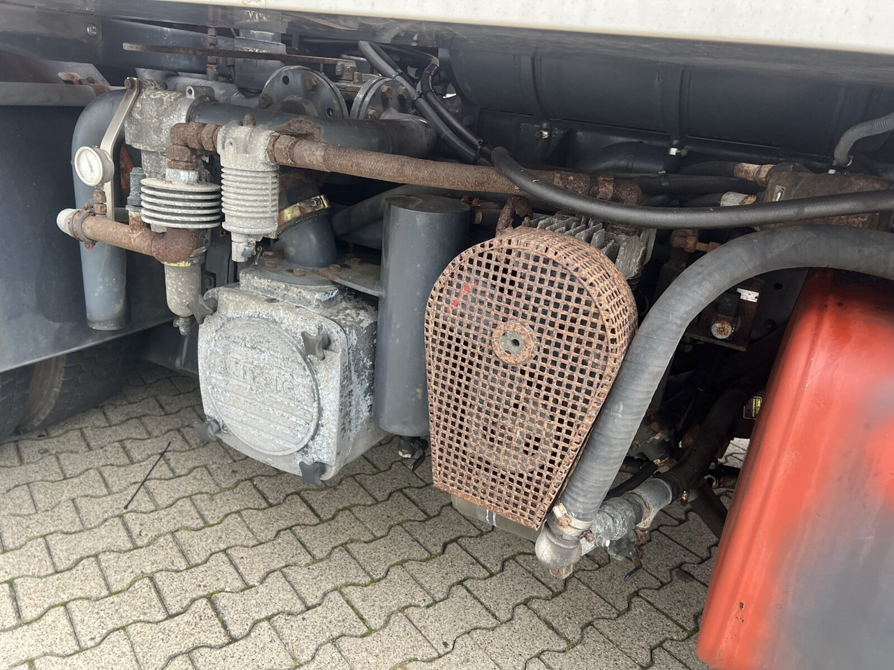 Mercedes-Benz Actros 2541 L 6x2 Actros 2541 L 6x2, Lenkachse, Küller Saug- und Spülwagen ca. 14m³ - Teherautó: 2 kép. Mercedes-Benz Actros 2541 L 6x2 Actros 2541 L 6x2, Lenkachse, Küller Saug- und Spülwagen ca. 14m³ - Teherautó: 2 kép.