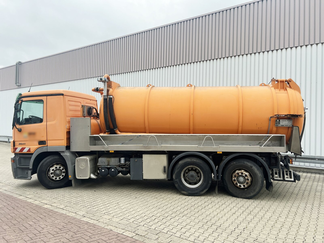 Teherautó Mercedes-Benz Actros 2541 L 6x2 Actros 2541 L 6x2, Lenkachse, Küller Saug- und Spülwagen ca. 14m³: 11 kép. Teherautó Mercedes-Benz Actros 2541 L 6x2 Actros 2541 L 6x2, Lenkachse, Küller Saug- und Spülwagen ca. 14m³: 11 kép.