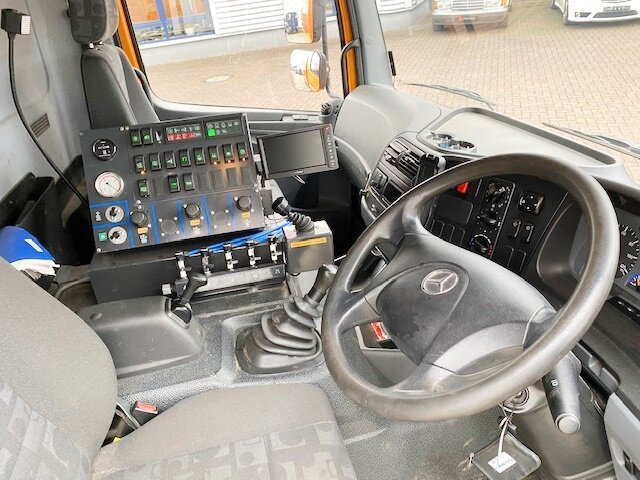 Mercedes-Benz Atego 1324 4x2 Atego 1324 4x2, Kehrmaschine Explorer 8 - Teherautó: 2 kép. Mercedes-Benz Atego 1324 4x2 Atego 1324 4x2, Kehrmaschine Explorer 8 - Teherautó: 2 kép.