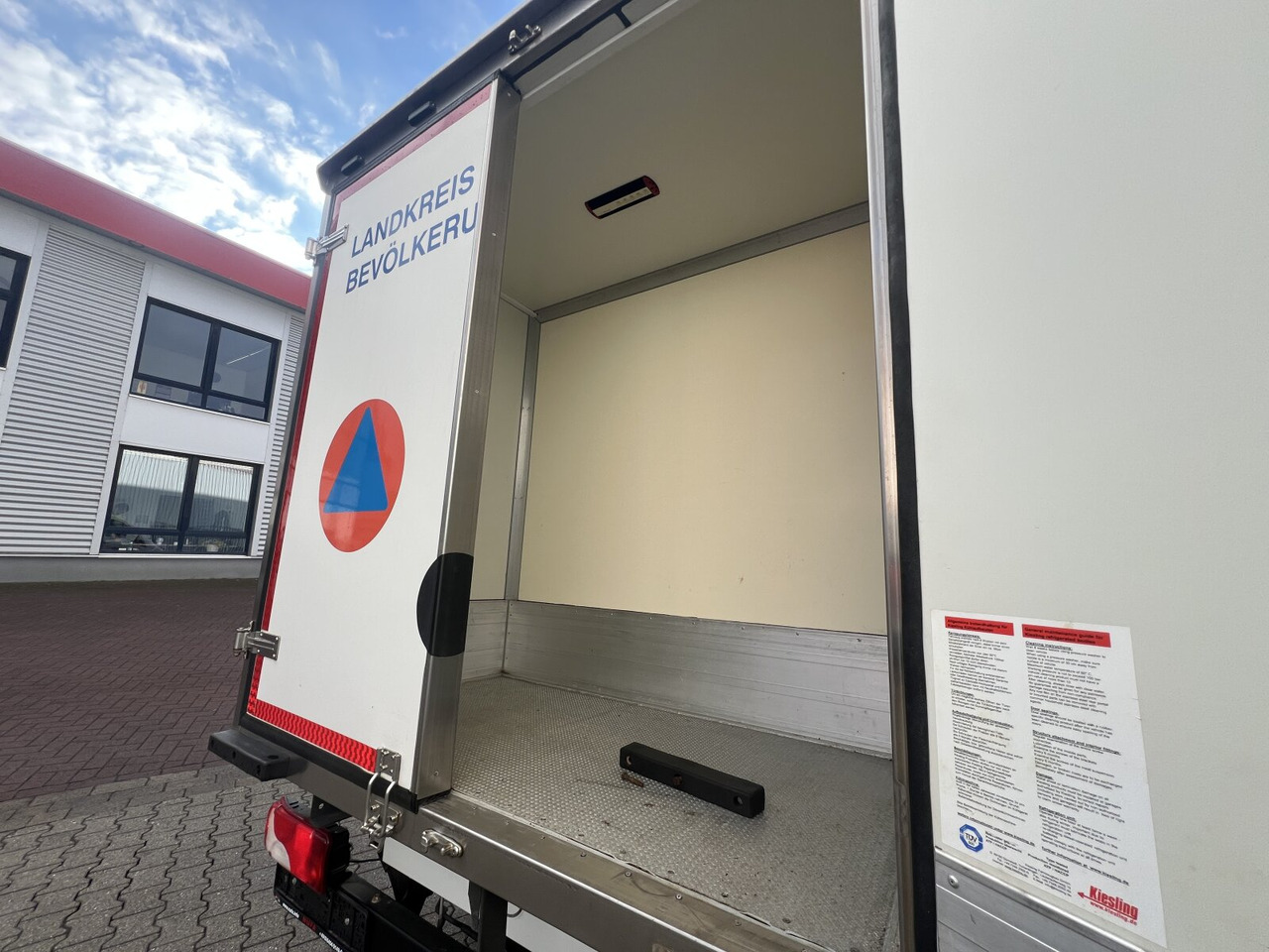 Mercedes-Benz Sprinter 515 4x2 Doka Sprinter 515 4x2 Doka, Kühlkoffer - Teherautó: 4 kép. Mercedes-Benz Sprinter 515 4x2 Doka Sprinter 515 4x2 Doka, Kühlkoffer - Teherautó: 4 kép.