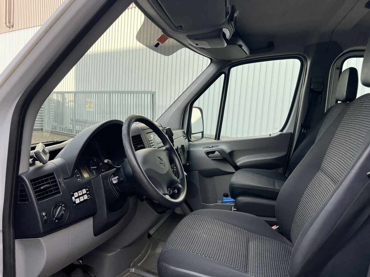 Mercedes-Benz Sprinter 515 4x2 Doka Sprinter 515 4x2 Doka, Kühlkoffer - Teherautó: 5 kép. Mercedes-Benz Sprinter 515 4x2 Doka Sprinter 515 4x2 Doka, Kühlkoffer - Teherautó: 5 kép.