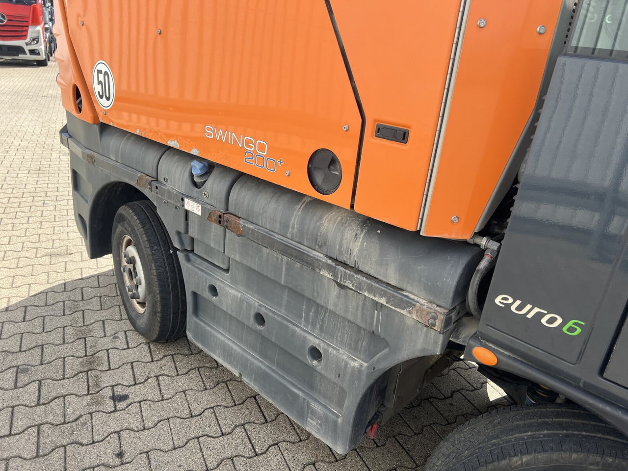 Schmidt Swingo Compact 200 4x2 Swingo Compact 200 4x2, Kehrmaschine - Teherautó: 4 kép. Schmidt Swingo Compact 200 4x2 Swingo Compact 200 4x2, Kehrmaschine - Teherautó: 4 kép.