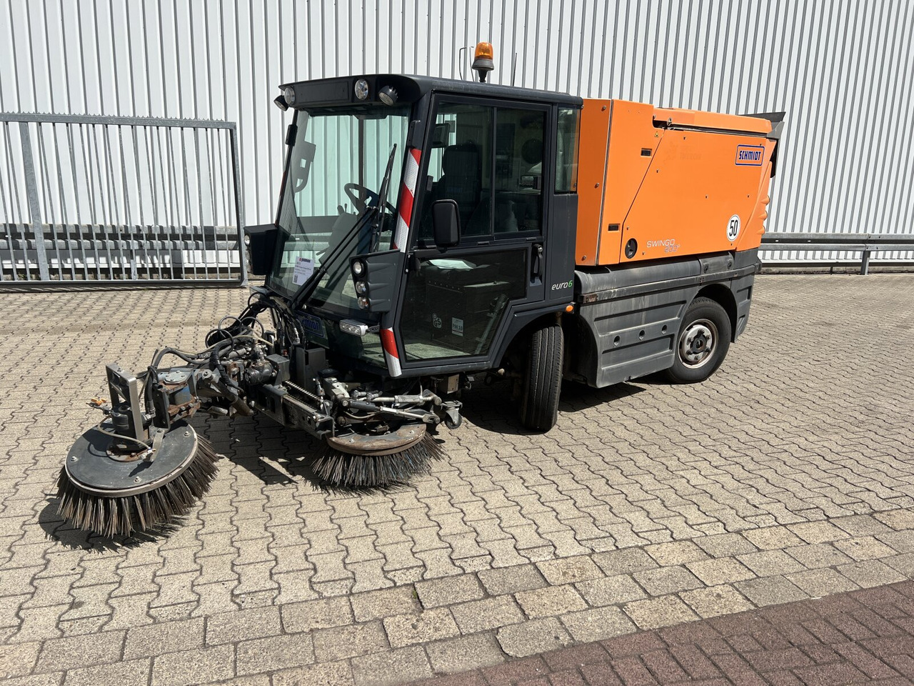 Schmidt Swingo Compact 200 4x2 Swingo Compact 200 4x2, Kehrmaschine - Teherautó: 1 kép. Schmidt Swingo Compact 200 4x2 Swingo Compact 200 4x2, Kehrmaschine - Teherautó: 1 kép.