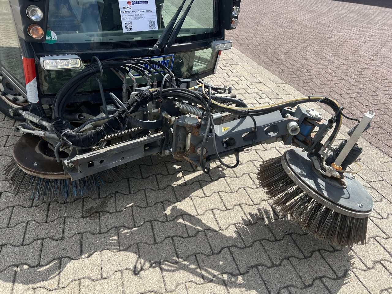 Schmidt Swingo Compact 200 4x2 Swingo Compact 200 4x2, Kehrmaschine - Teherautó: 2 kép. Schmidt Swingo Compact 200 4x2 Swingo Compact 200 4x2, Kehrmaschine - Teherautó: 2 kép.