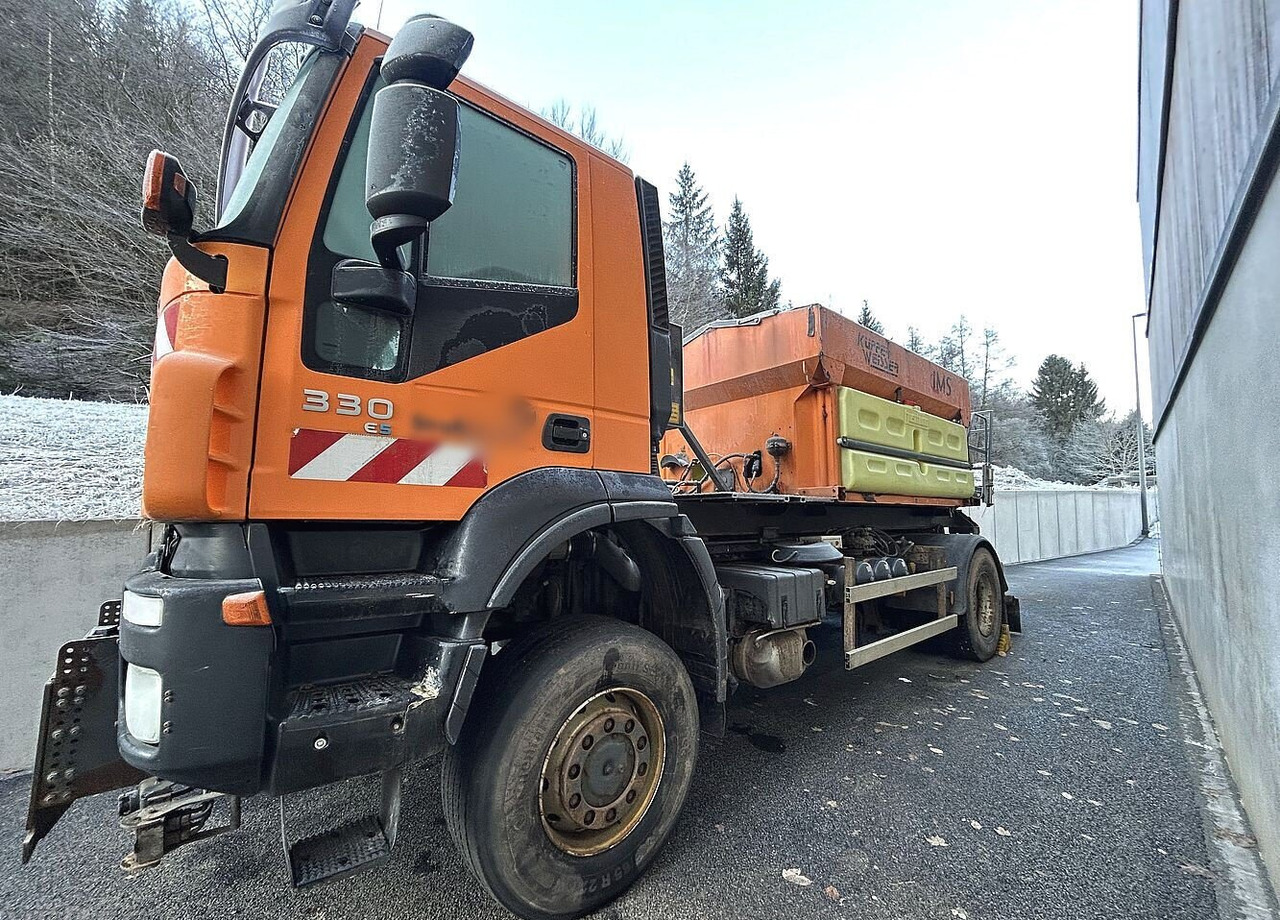 Trakker AD190T33WP 4x4 Trakker AD190T33WP 4x4, Winterdienstausstattung - Horgos rakodó teherautó: 2 kép. Trakker AD190T33WP 4x4 Trakker AD190T33WP 4x4, Winterdienstausstattung - Horgos rakodó teherautó: 2 kép.