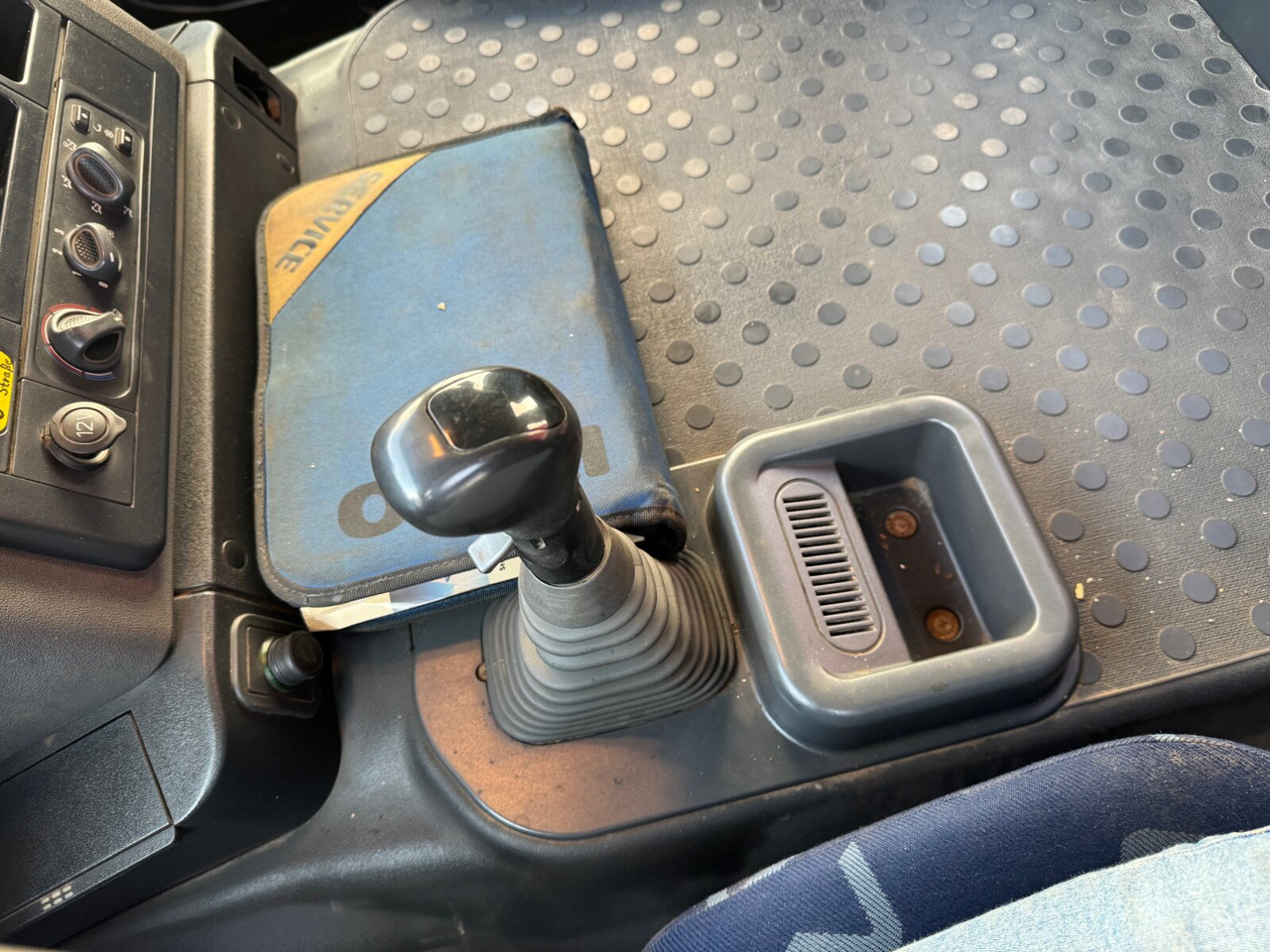 Trakker AD260T36W 6x6 Trakker AD260T36W 6x6 - Billenőplatós teherautó: 4 kép. Trakker AD260T36W 6x6 Trakker AD260T36W 6x6 - Billenőplatós teherautó: 4 kép.