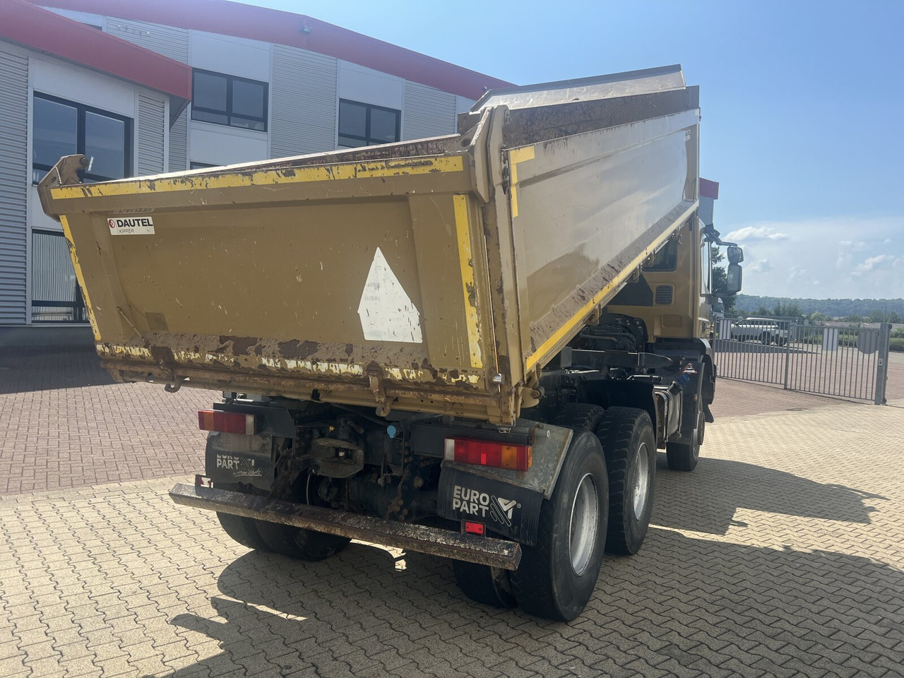 Billenőplatós teherautó Trakker AD260T45W 6x6 Trakker AD260T45W 6x6: 13 kép.