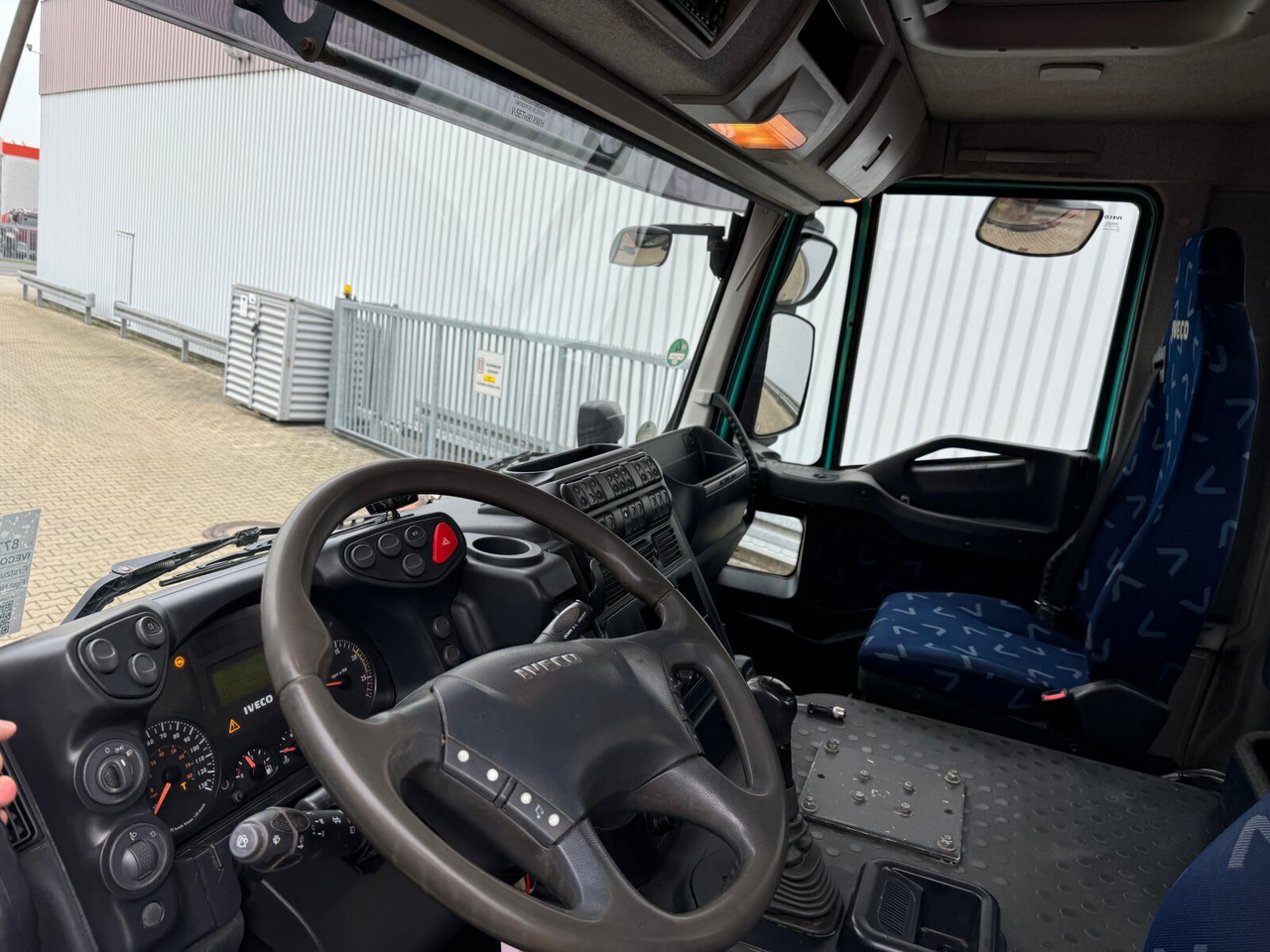 Trakker AD260T45W 6x6 Trakker AD260T45W 6x6, Bordmatik - Billenőplatós teherautó: 4 kép. Trakker AD260T45W 6x6 Trakker AD260T45W 6x6, Bordmatik - Billenőplatós teherautó: 4 kép.