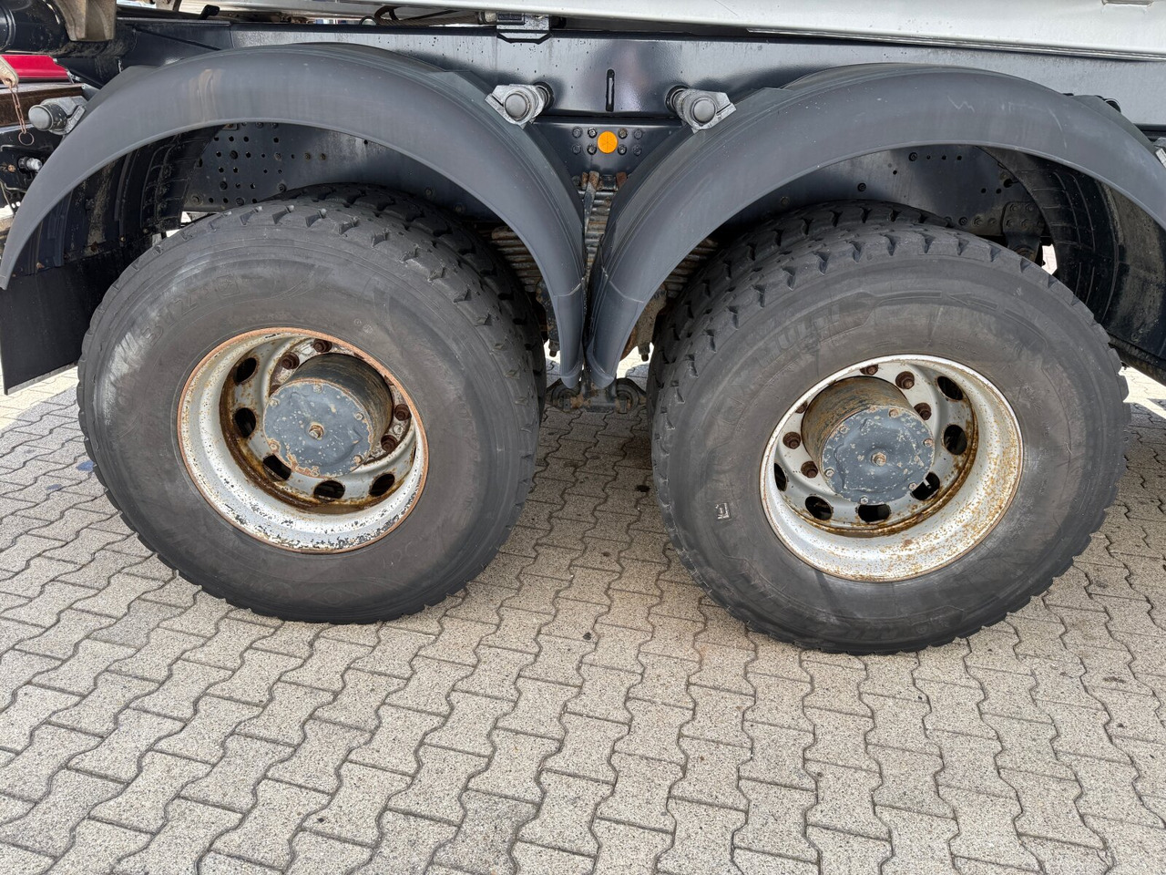 Trakker AD410T45W 8x8 Trakker AD410T45W 8x8 - Billenőplatós teherautó: 3 kép. Trakker AD410T45W 8x8 Trakker AD410T45W 8x8 - Billenőplatós teherautó: 3 kép.