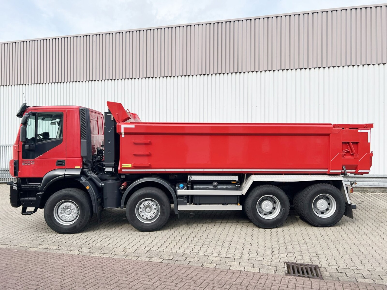 Billenőplatós teherautó Trakker AD410T50 8x4 Trakker AD410T50 8x4, Stahlmulde ca. 16m³, hydr. Heckklappe: 11 kép. Billenőplatós teherautó Trakker AD410T50 8x4 Trakker AD410T50 8x4, Stahlmulde ca. 16m³, hydr. Heckklappe: 11 kép.