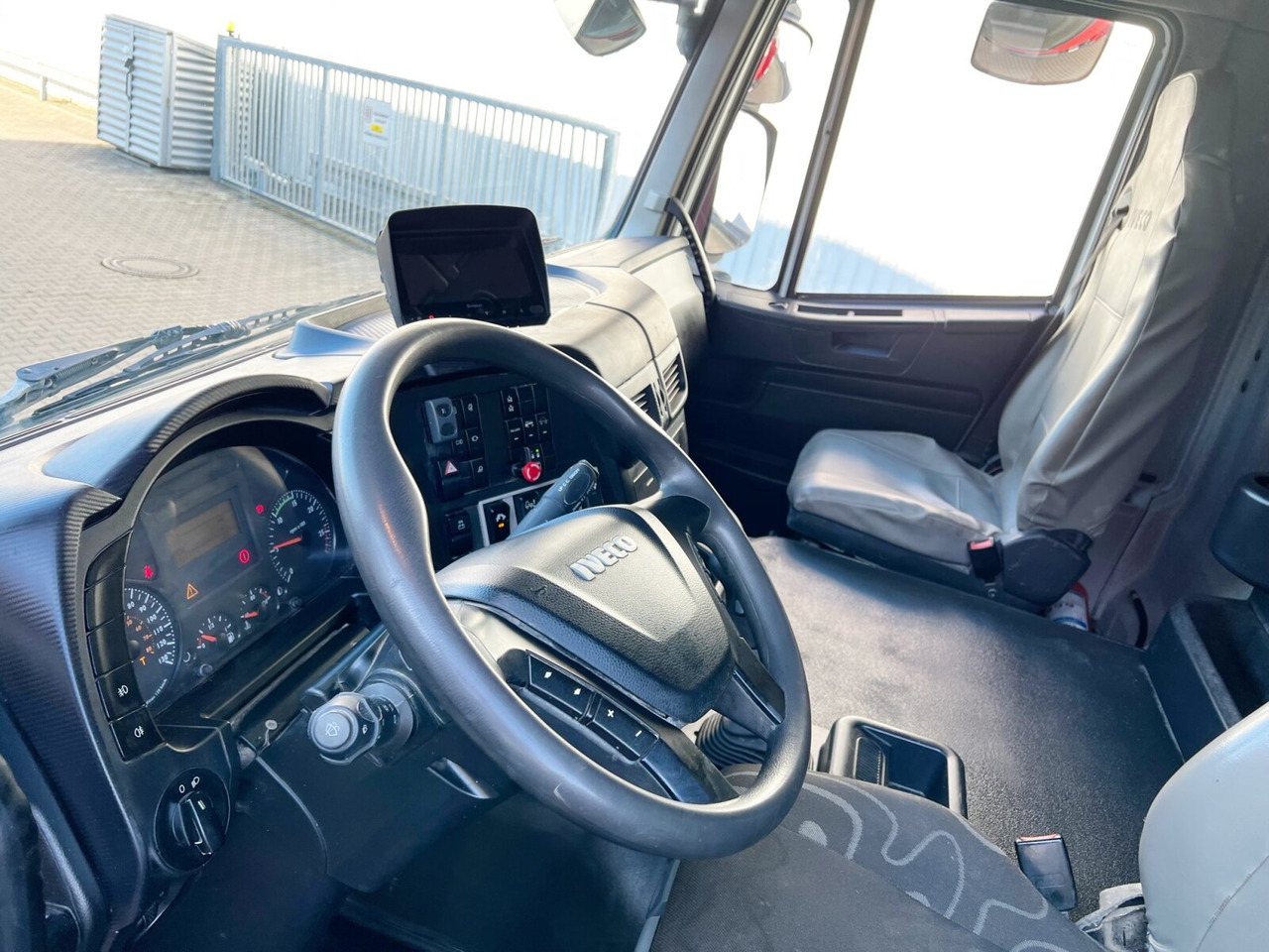 Billenőplatós teherautó Trakker AD410T50 8x4 Trakker AD410T50 8x4, Stahlmulde ca. 16m³, hydr. Heckklappe: 7 kép. Billenőplatós teherautó Trakker AD410T50 8x4 Trakker AD410T50 8x4, Stahlmulde ca. 16m³, hydr. Heckklappe: 7 kép.