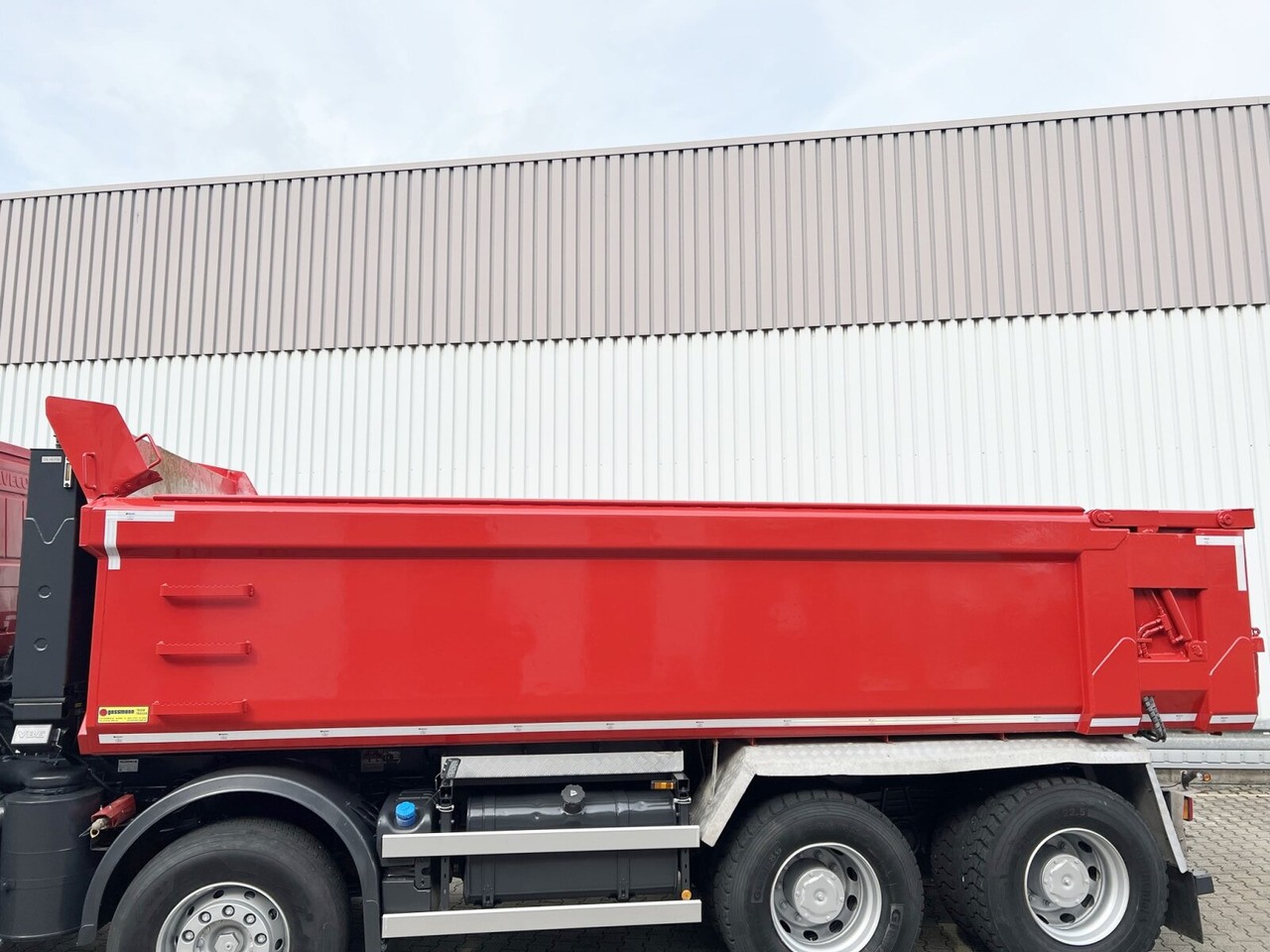 Trakker AD410T50 8x4 Trakker AD410T50 8x4, Stahlmulde ca. 16m³, hydr. Heckklappe - Billenőplatós teherautó: 5 kép. Trakker AD410T50 8x4 Trakker AD410T50 8x4, Stahlmulde ca. 16m³, hydr. Heckklappe - Billenőplatós teherautó: 5 kép.