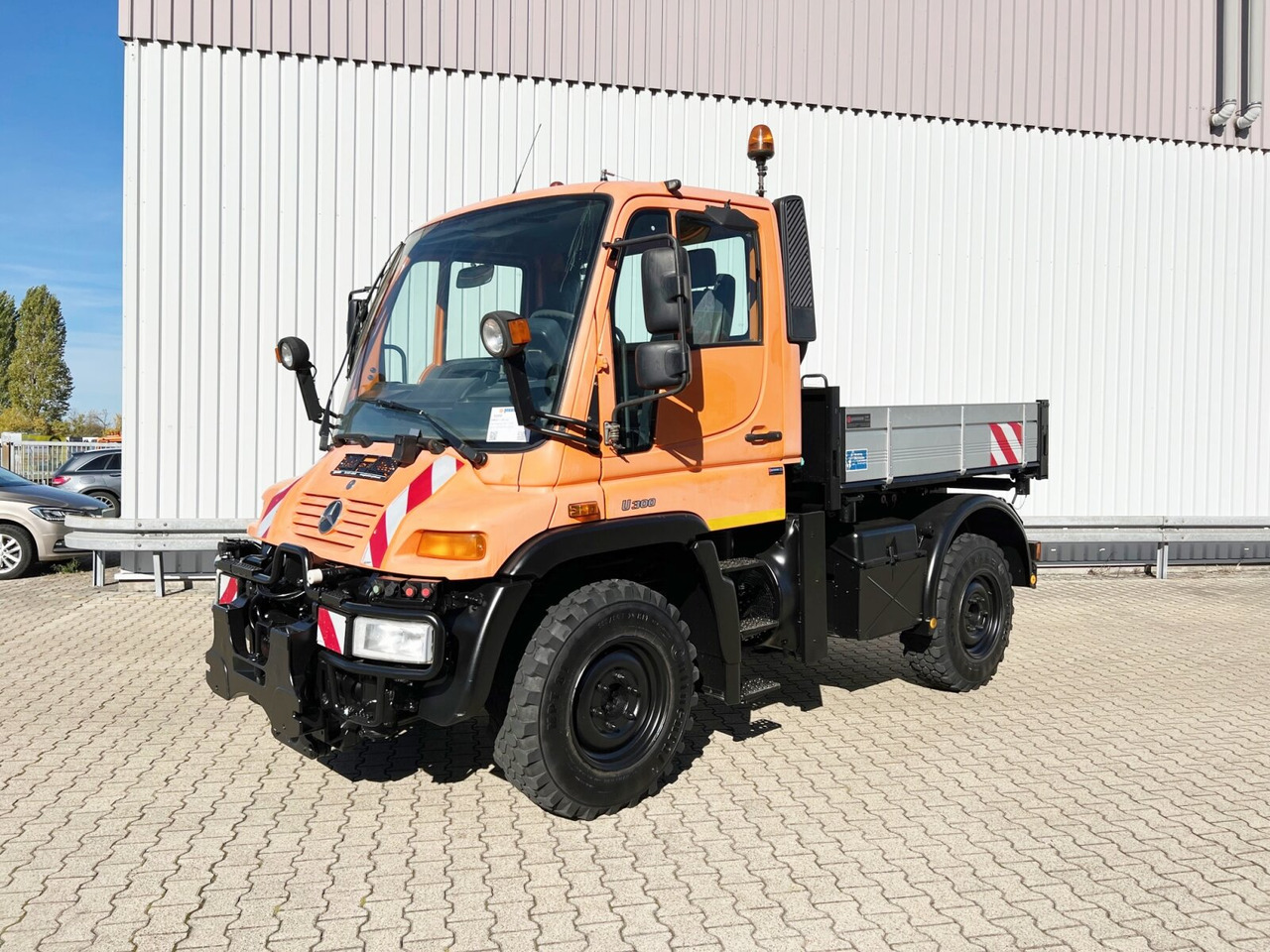 Unimog U 300 4x4 U 300 4x4, Kipper, Kommunalhydraulik, VarioPilot, Zapfwelle - Billenőplatós teherautó, Többcélú/ Speciális jármű: 1 kép. Unimog U 300 4x4 U 300 4x4, Kipper, Kommunalhydraulik, VarioPilot, Zapfwelle - Billenőplatós teherautó, Többcélú/ Speciális jármű: 1 kép.