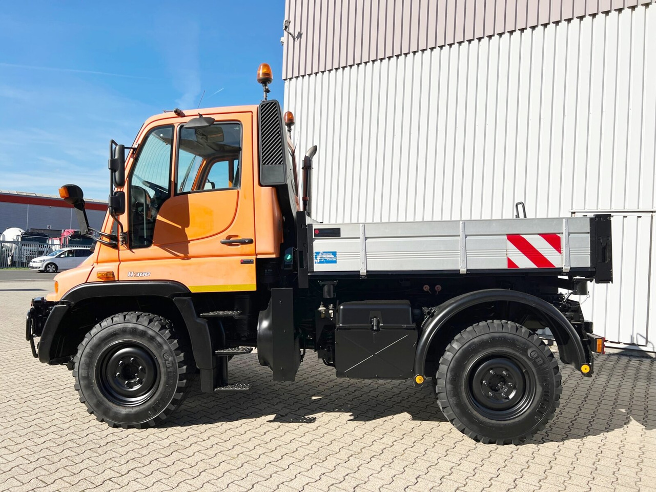 Unimog U 300 4x4 U 300 4x4, Kipper, Kommunalhydraulik, VarioPilot, Zapfwelle - Billenőplatós teherautó, Többcélú/ Speciális jármű: 2 kép. Unimog U 300 4x4 U 300 4x4, Kipper, Kommunalhydraulik, VarioPilot, Zapfwelle - Billenőplatós teherautó, Többcélú/ Speciális jármű: 2 kép.