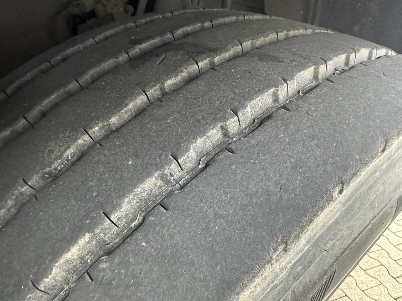 Volvo FM 400 6x4 R FM 400/6x4 R, VDL S-21-6200 4.50 bis 7.00m Container - Horgos rakodó teherautó: 5 kép. Volvo FM 400 6x4 R FM 400/6x4 R, VDL S-21-6200 4.50 bis 7.00m Container - Horgos rakodó teherautó: 5 kép.