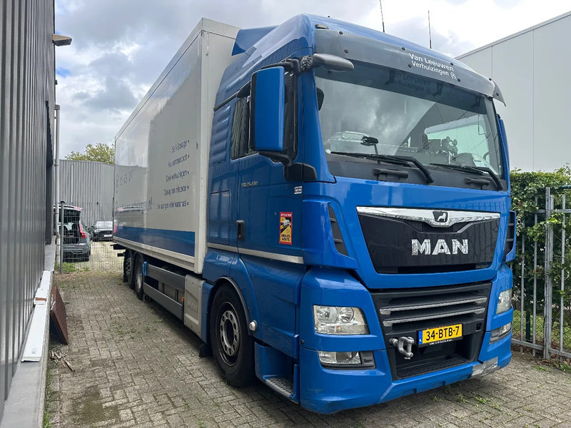 MAN TGX TGX 26 460 + 6X2 + LIFT + DAMAGED ENGINE - Dobozos felépítményű teherautó: 4 kép. MAN TGX TGX 26 460 + 6X2 + LIFT + DAMAGED ENGINE - Dobozos felépítményű teherautó: 4 kép.