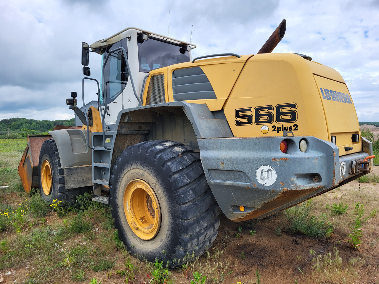 LIEBHERR L566 - Gumikerekes homlokrakodó: 4 kép. LIEBHERR L566 - Gumikerekes homlokrakodó: 4 kép.