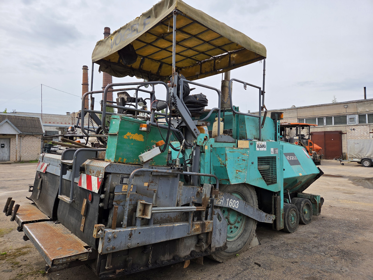 Vogele Super 1603, 6-83 - Útburkológép: 2 kép. Vogele Super 1603, 6-83 - Útburkológép: 2 kép.