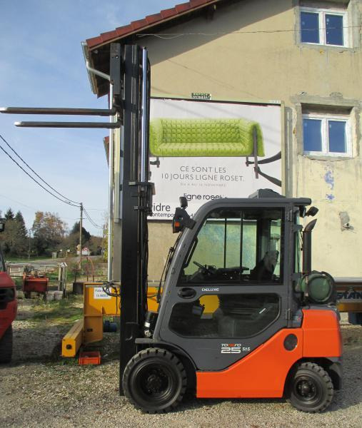 Toyota 8FGF25 - Gázüzemű targonca: 1 kép. Toyota 8FGF25 - Gázüzemű targonca: 1 kép.